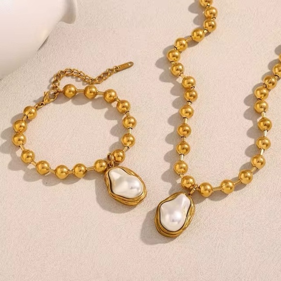Anthropologie Jewelry - Gold Beaded Necklace with Irregular Pearl Pendant ✨